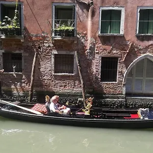 https://saint-mark-canal-view.hotelinveneto.com